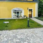 Alter Gutshof Direkt Am Schloss Und Rhododendronpark, Terasse Und Parkplatz Apartment