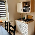Alter Gutshof Direkt Am Schloss Und Rhododendronpark, Terasse Und Parkplatz Apartment