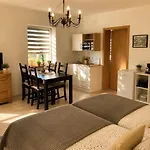 Alter Gutshof Direkt Am Schloss Und Rhododendronpark, Terasse Und Parkplatz Apartment *