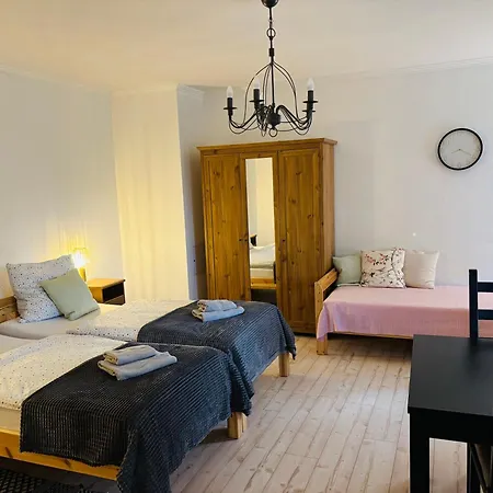 Alter Gutshof Direkt Am Schloss Und Rhododendronpark, Terasse Und Parkplatz Kromlau