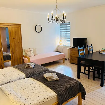 Alter Gutshof Direkt Am Schloss Und Rhododendronpark, Terasse Und Parkplatz Kromlau