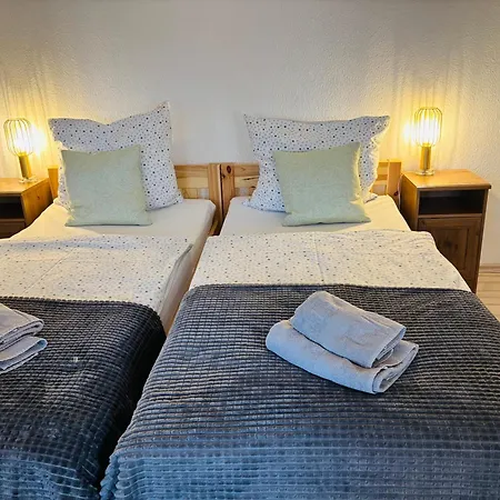 Alter Gutshof Direkt Am Schloss Und Rhododendronpark, Terasse Und Parkplatz * Kromlau