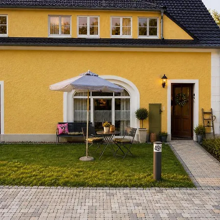 Alter Gutshof Direkt Am Schloss Und Rhododendronpark, Terasse Und Parkplatz Kromlau
